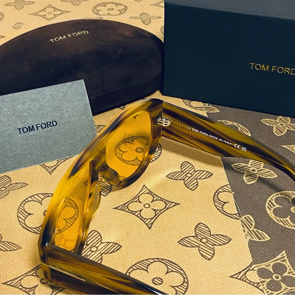 Tom Sunglasses with Yellow
Lenses - Picture 7 of 8